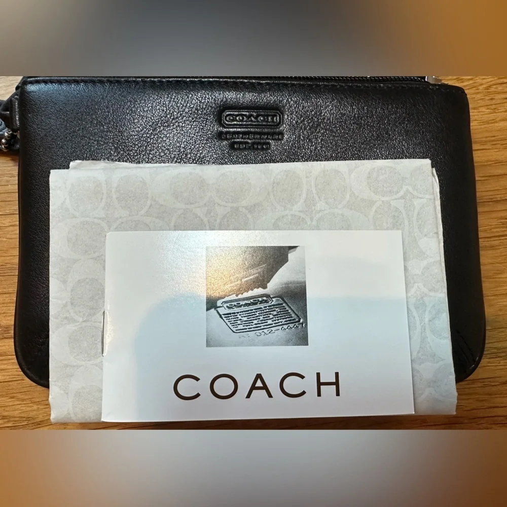 🩷 Coach Leather Wristlet 🩷